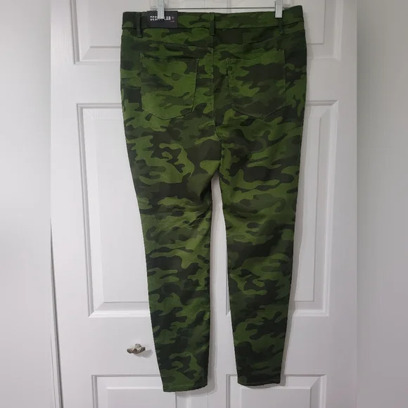 Design Lab N.W.T. camo skinny pant - Picture 3 of 3